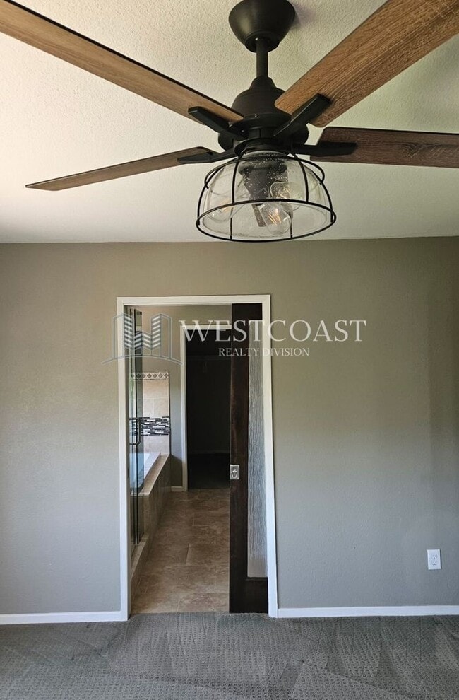 Building Photo - Elegant 3-Bedroom Home in Gated Vista Comm...