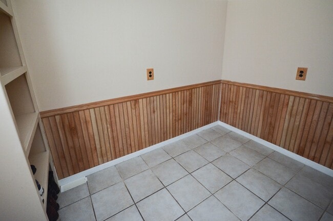 Building Photo - Extra large fenced yard in quiet neighborhood