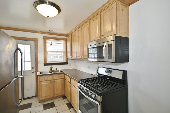 Building Photo - Charming 2-Bedroom Townhouse for Rent in C...