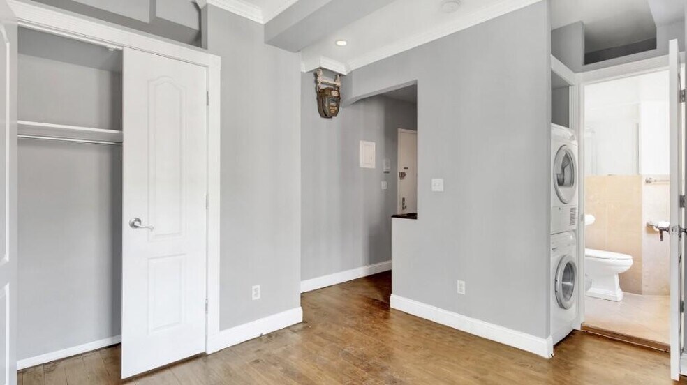 Building Photo - 234 Mott St