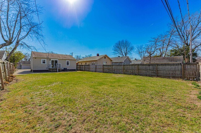 Building Photo - 2216 E Walnut St