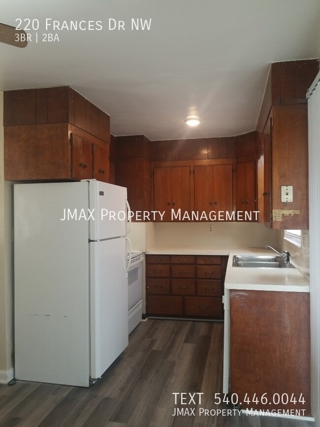 Building Photo - 220 Frances Dr NW