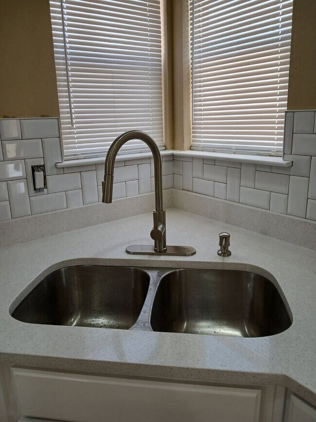 Building Photo - 4 BEDROOM 3 BATHROOM HOME! fully remodeled...