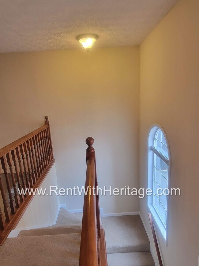 Building Photo - WOW!!...GORGEOUS HOME/HARDWOOD FLOORS/ UPGRADES GALLORE / SWIM - TENNIS