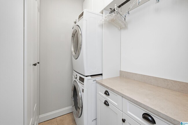 Building Photo - 2600 Highland Ave