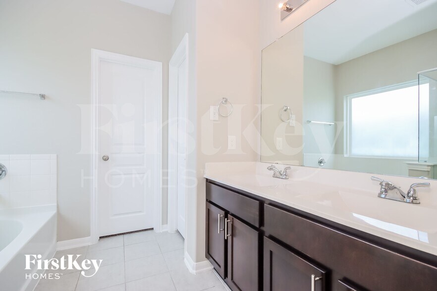 Building Photo - 10002 Chase Ct