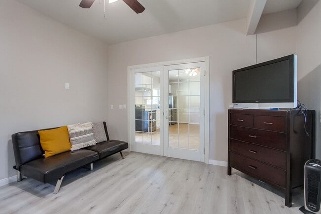 Building Photo - Peaceful Escondido 1BR with a full kitchen, bathroom and washer&dryer