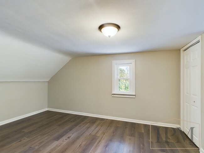 Building Photo - Coming Soon   Spacious 3 bedroom Located i...