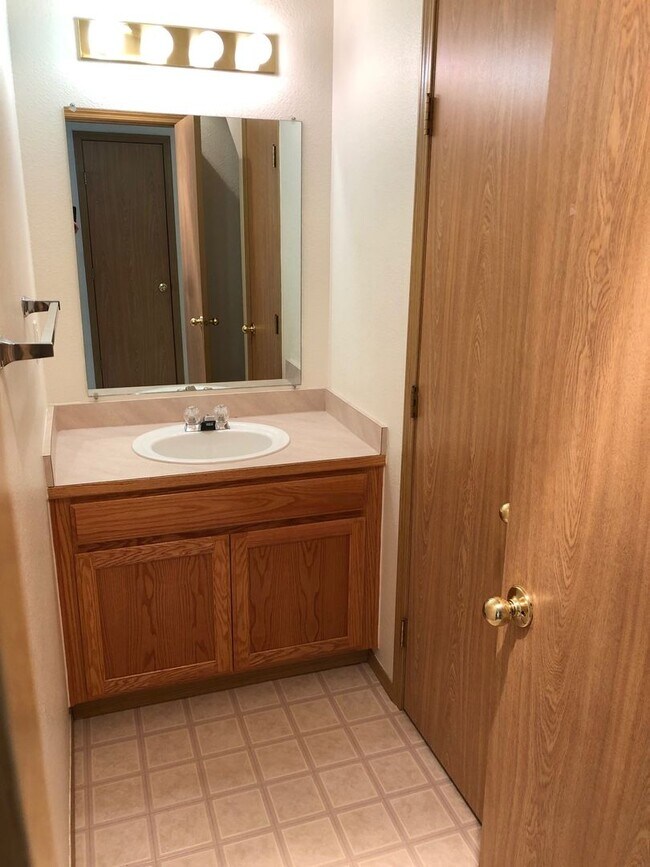 Building Photo - 3 Bedroom, 2.5 Bathroom Townhouse - Locate...