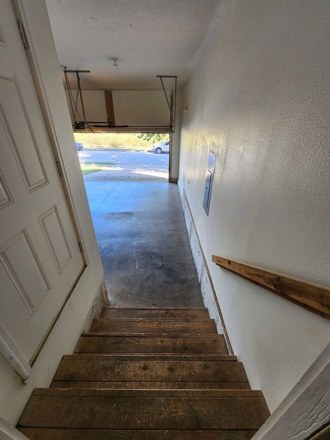 Building Photo - Spacious 3-Bedroom, 2-Bathroom Home AVAILABLE NOW!!