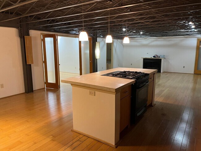 Building Photo - 10 E Broadway