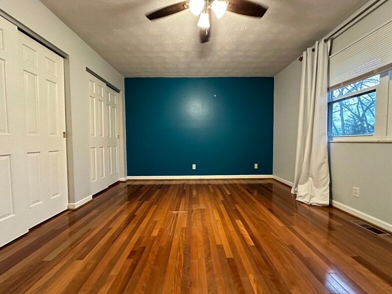 Primary suite - 5684 Red Oak Dr