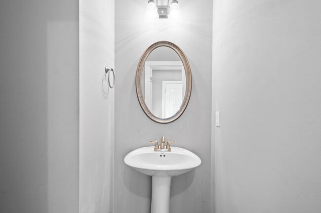 Building Photo - Gorgeous Single-Family with a Bonus Room & Large Fenced Backyard!