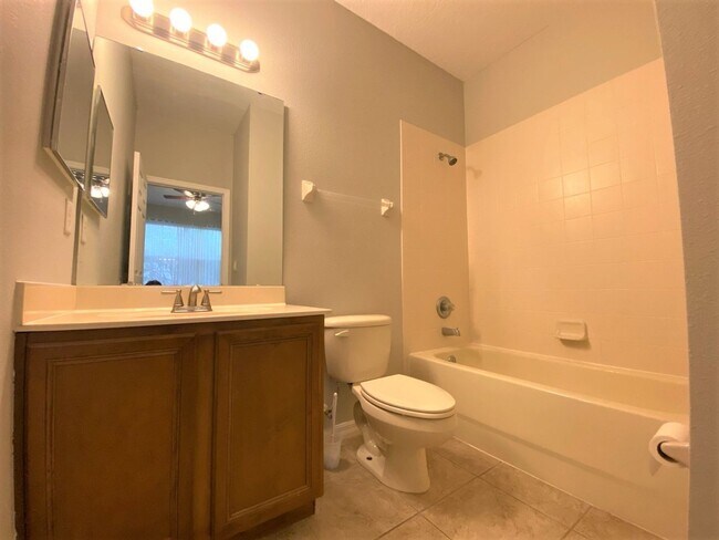 Building Photo - Gorgeous End Unit Townhome in Grande Champions!