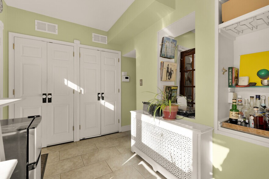 Building Photo - 207 V St NE