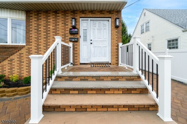 Building Photo - 1126 Wheatsheaf Rd