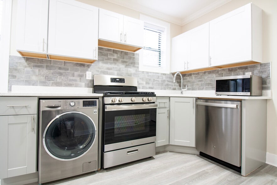 Building Photo - 3845 N Greenview Ave