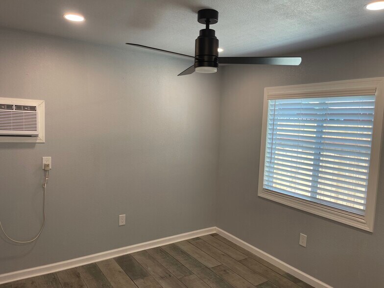Building Photo - 2529 Crommelin Ave