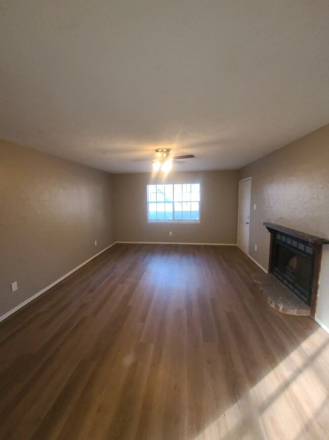 Building Photo - 2/1.5 covered parking, fireplace