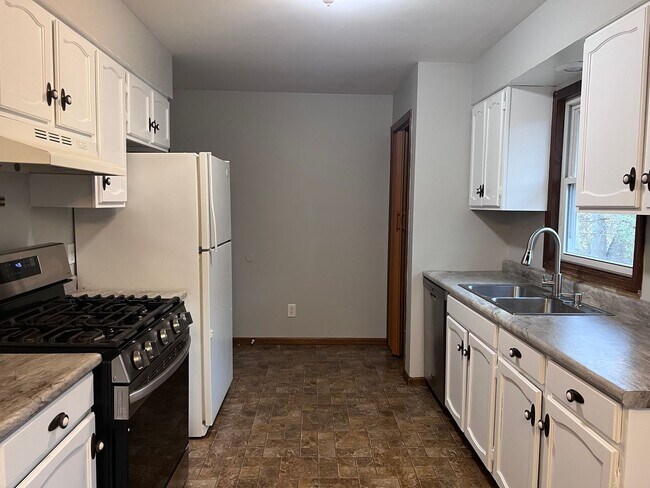 Building Photo - Three Bedroom Duplex in Rockford!