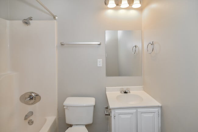 Building Photo - 2115 Fernbrook Dr NE
