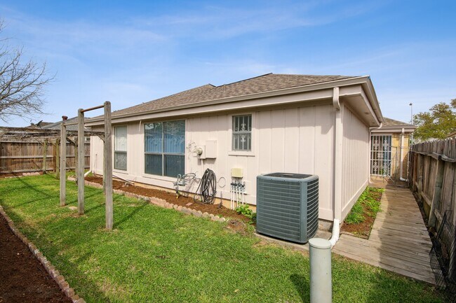 Building Photo - 13411 Creek Springs Dr