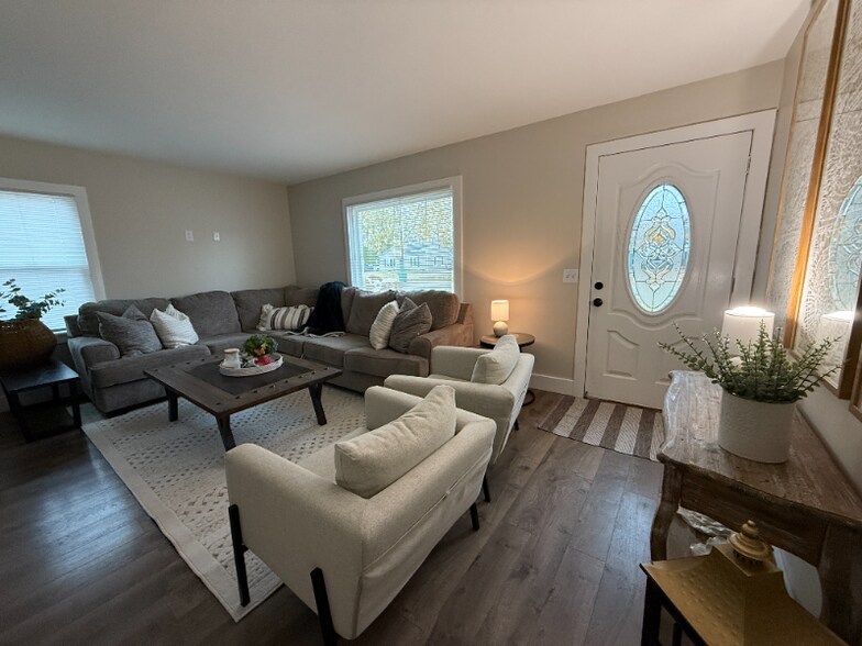 Building Photo - 206 Kissane Ave