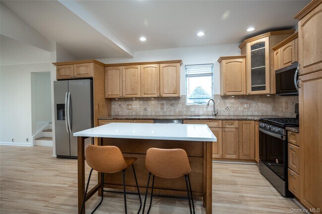 Building Photo - 14 Deane Pl