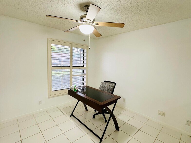 Building Photo - 5077 Forsythia St