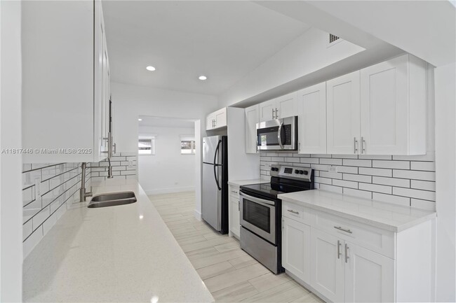Building Photo - 641 E 44th St
