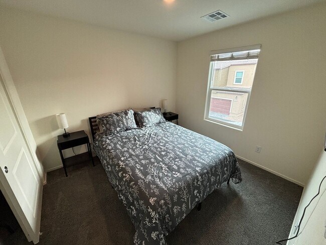 Building Photo - Gorgeous 3Bed/2.5Bath/2Car Townhome located in Southwest Las Vegas- Make the Move for Less: $300 ...