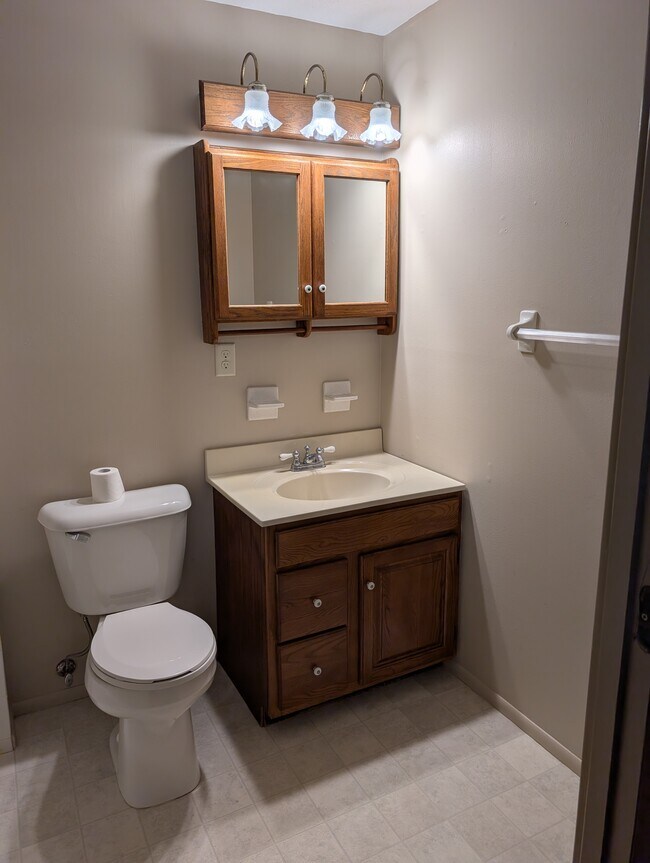 Building Photo - 549 Poplar Dr