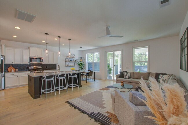Building Photo - 4 Bedroom 2.5 Bath Townhome in Oyster Point - Mount Pleasant