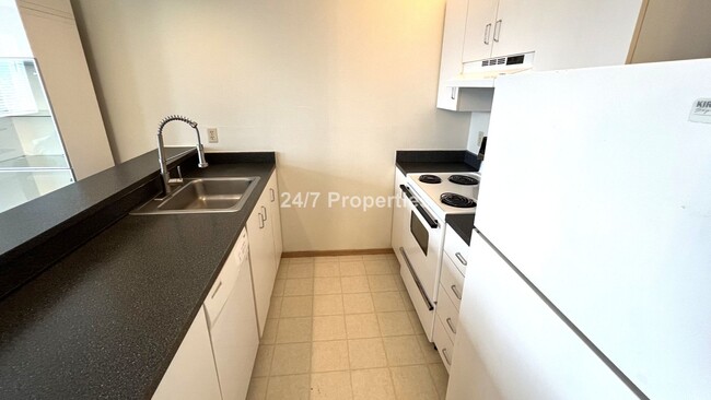 Building Photo - Hilltop 1BD I 1BA Condo + FREE month of re...