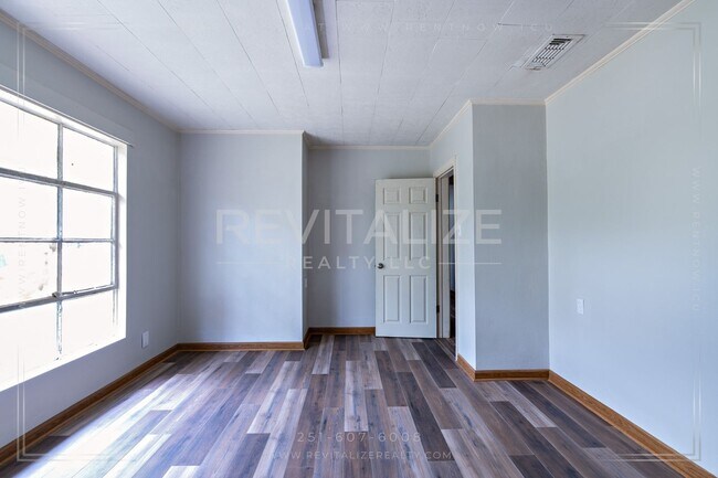 Building Photo - 3230 Greenleaf Ct