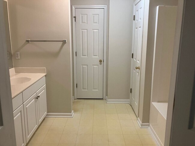 Building Photo - 3BR / 2.5BA @ Westbury Park