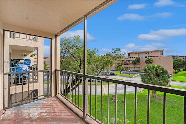 Building Photo - 8889 Fontainebleau Blvd