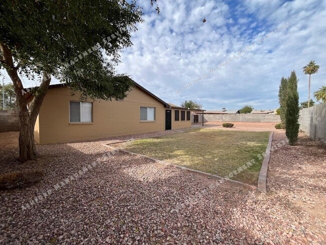 Building Photo - SPACIUS 3 BEDROOM 2 BATHROOM HOME IN GLENDALE FOR RENT