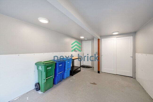 Building Photo - Charming Shoreline Home on a Spacious Lot | A/C & EV Charger | Near Light Rail