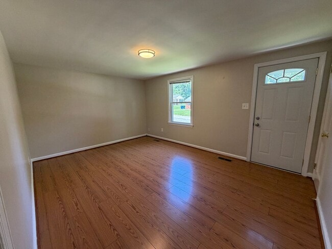 Building Photo - Convenient Blacksburg Duplex Close to VT