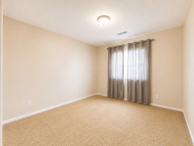 Building Photo - Beautiful Heritage Lake 3 Bedroom+ House for rent