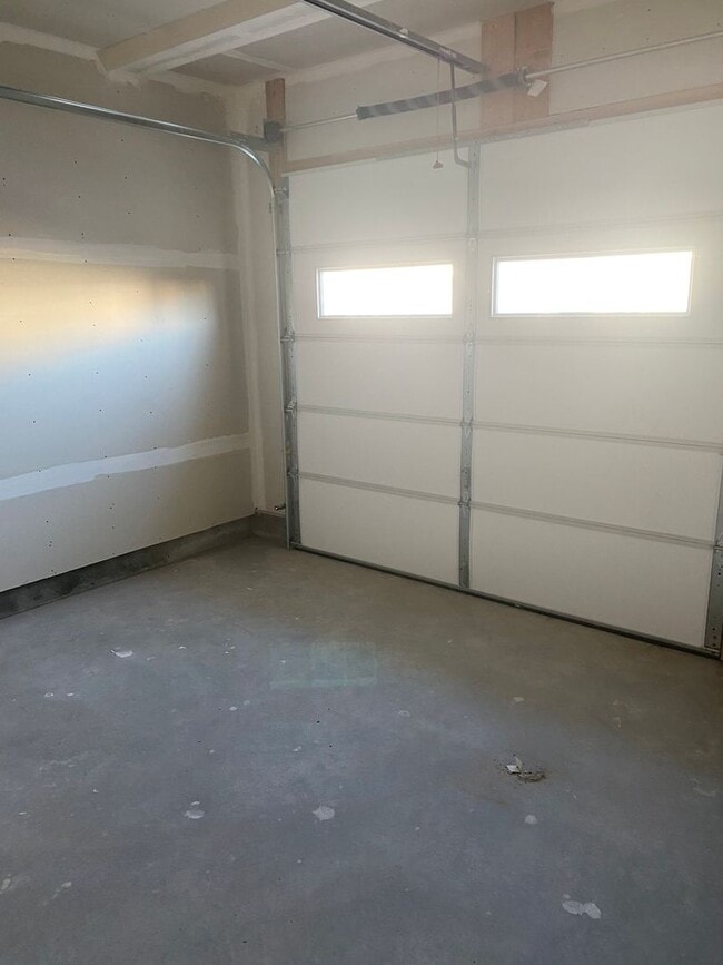 Building Photo - 3 bed 1 additional office space and 2.5 ba...