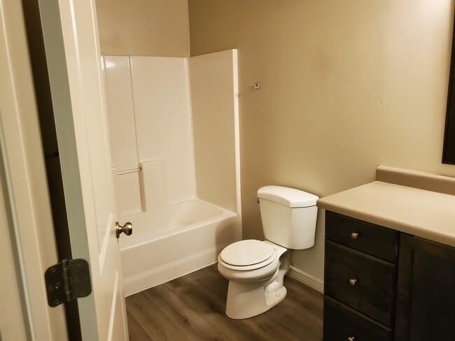 Building Photo - 1000 Bluff View Dr