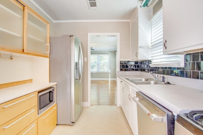 Building Photo - Coming Available 2/6 – 3-Bedroom, 1-Bathroom Cottage in East Hill with Solar Power & Wraparound D...