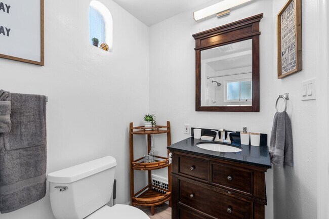 Building Photo - Charming 2 Bed 1 bath "fully furnished monthly rental" in La Jolla Village.