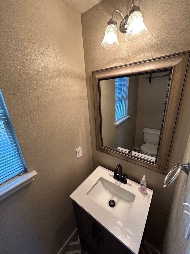 Building Photo - BEAUTIFUL 4 BR/2BTH HOUSE LOCATED IN CIBOL...