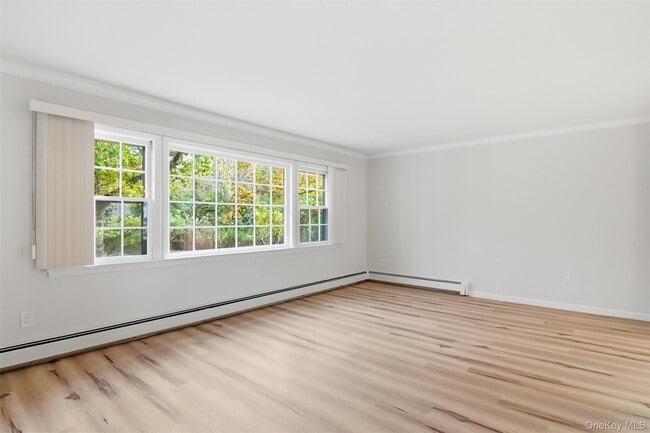 Building Photo - 14 Flax Pond Woods Rd