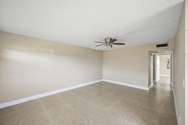 Building Photo - 476 Fanshaw L