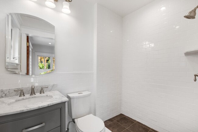 Bathroom - Master Suite - 2442 W Sunset Blvd