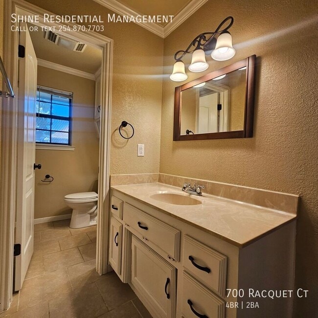 Building Photo - 700 Racquet Ct